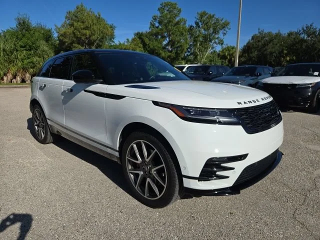 Used 2025 White Land Rover Dynamic SE image 7