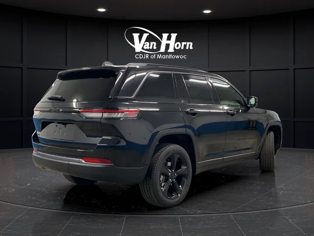 New 2026 Diamond Black Crystal Pearl-Coat Exterior Paint Jeep Limited image 3