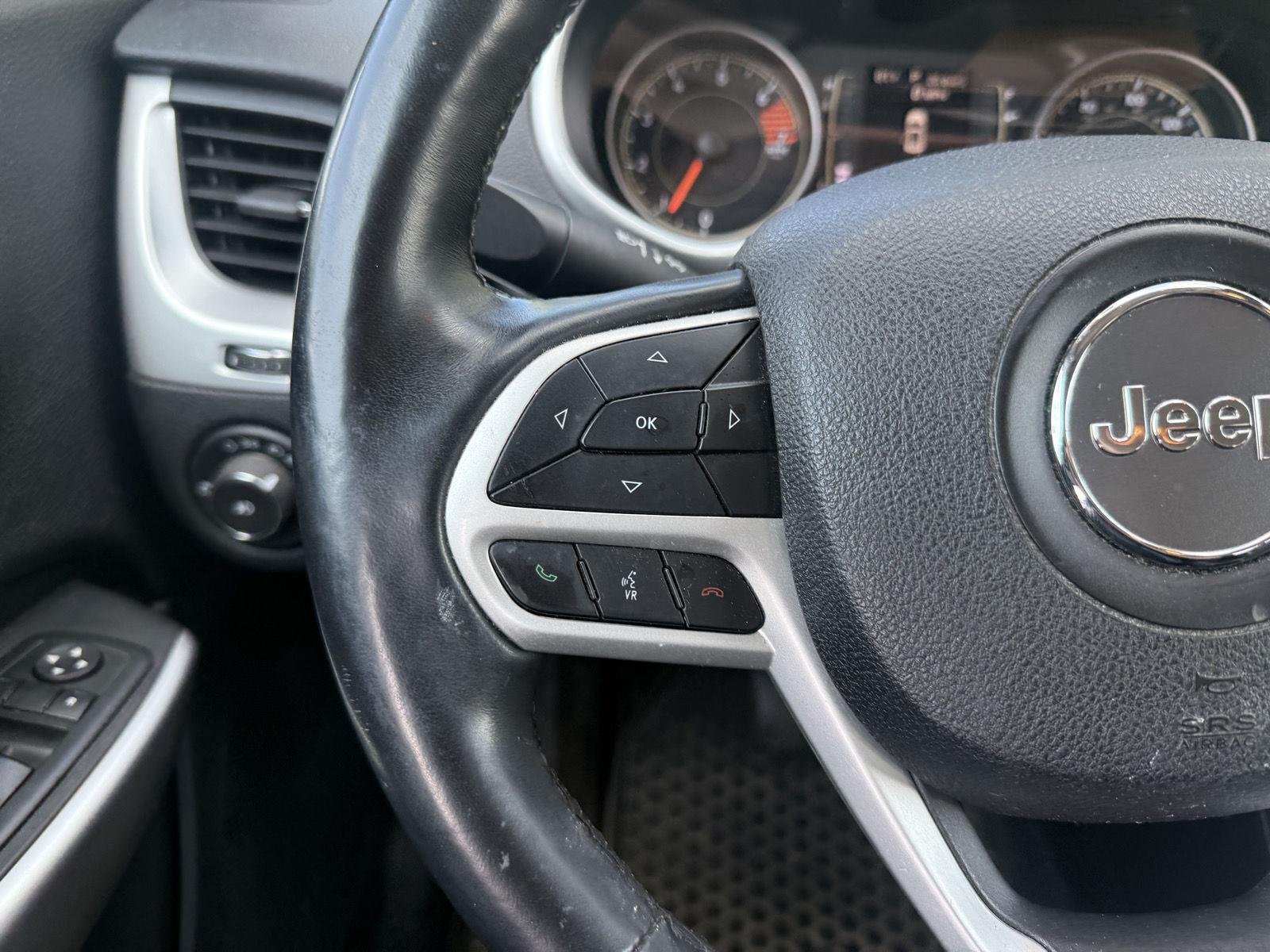 Used 2018 Diamond Black Crystal Pearlcoat Jeep Latitude Plus image 9