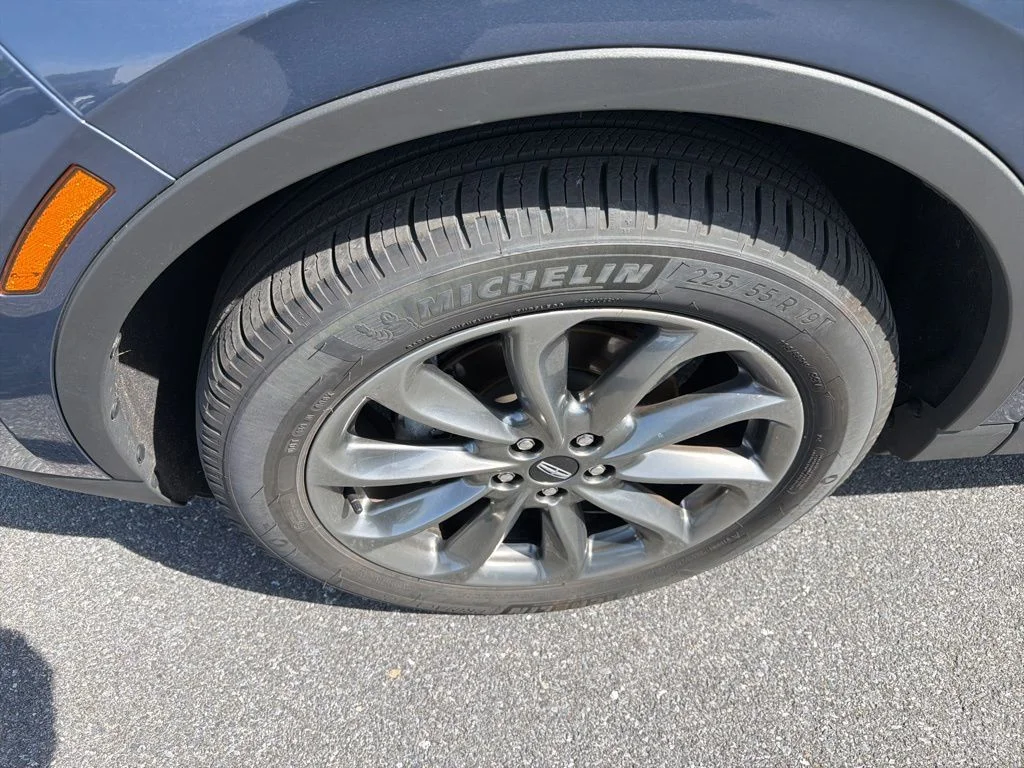 Used 2022 Blue Metallic Lincoln Standard image 4