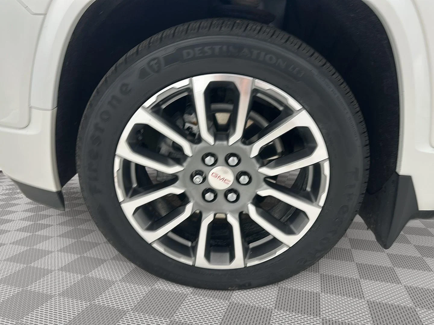 Used 2022 White Frost Tricoat GMC Denali image 34