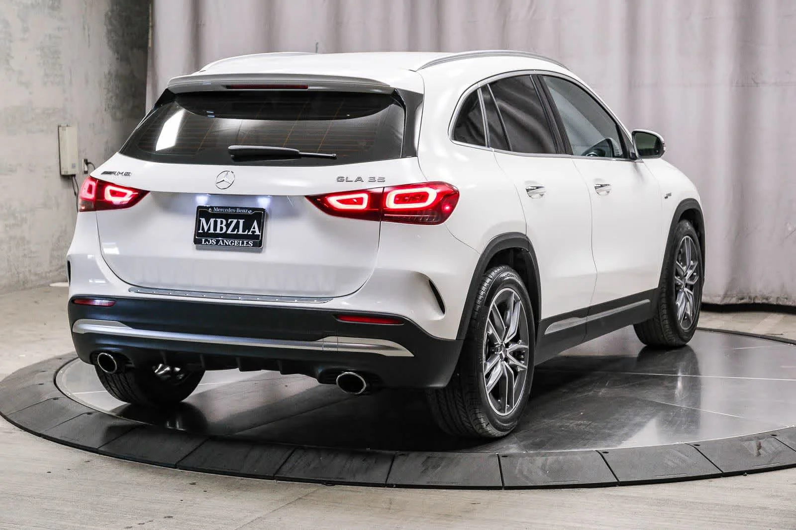 Imagen 4: Mercedes-Benz AMG® GLA 35 de 2023 de segunda mano certificado, color blanco polar