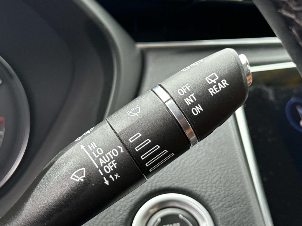 Used 2022  Cadillac Sport image 9