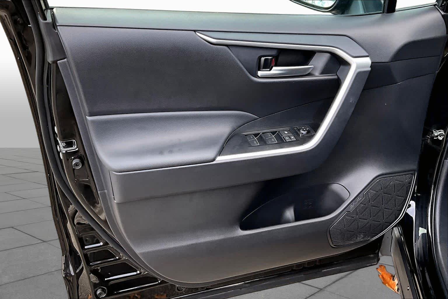 Used 2025 Midnight Black Metallic Toyota XLE image 21