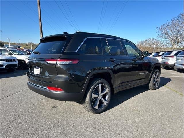 Used 2024 Rocky Mountain Pearlcoat Jeep  image 24