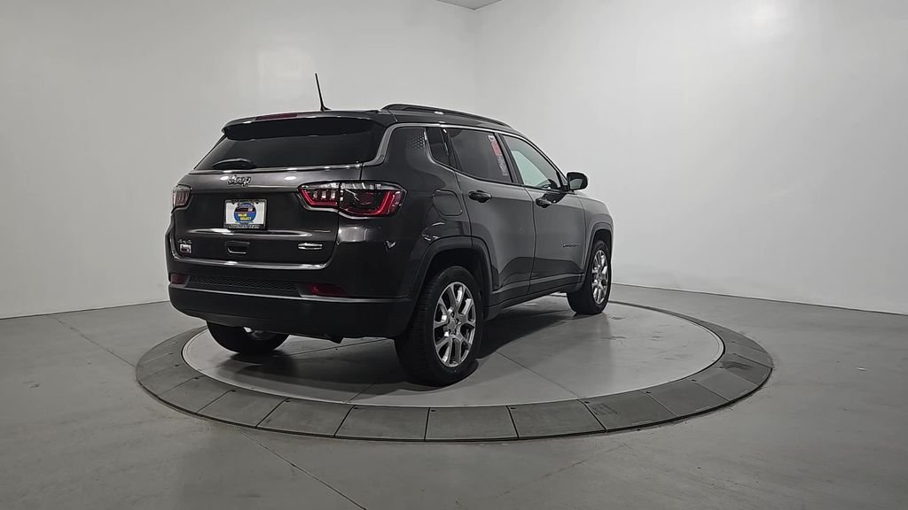 Used 2022 Gray Jeep Latitude Lux image 5