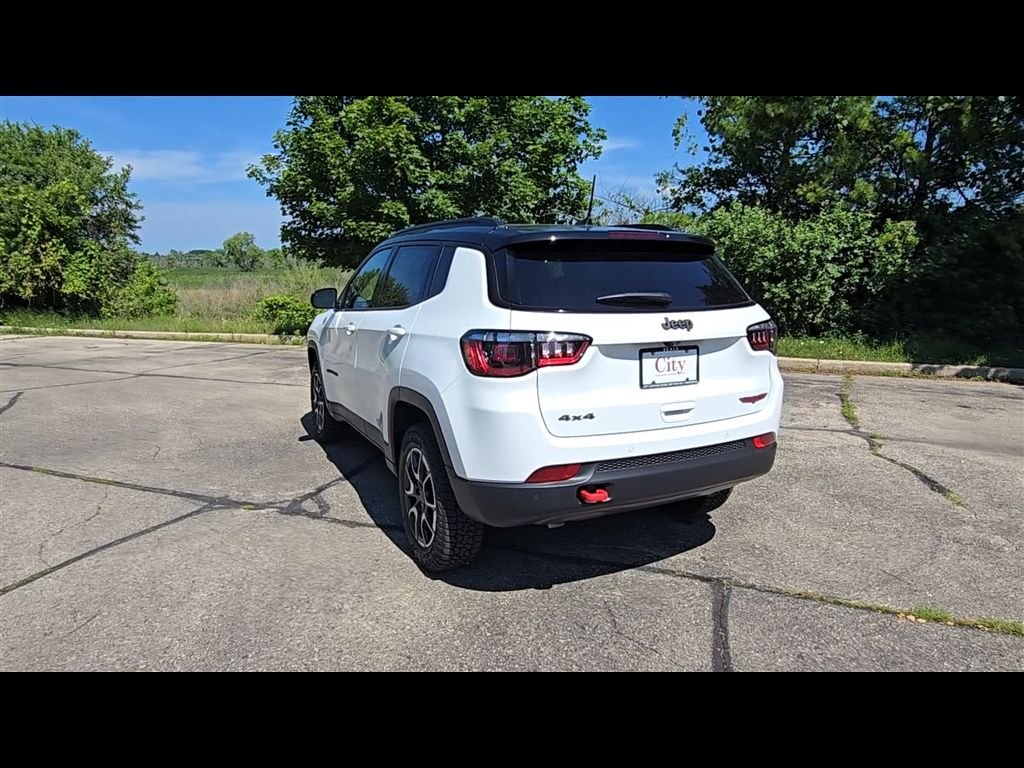 New 2026 Bright White Clear-Coat Exterior Paint Jeep Trailhawk image 8