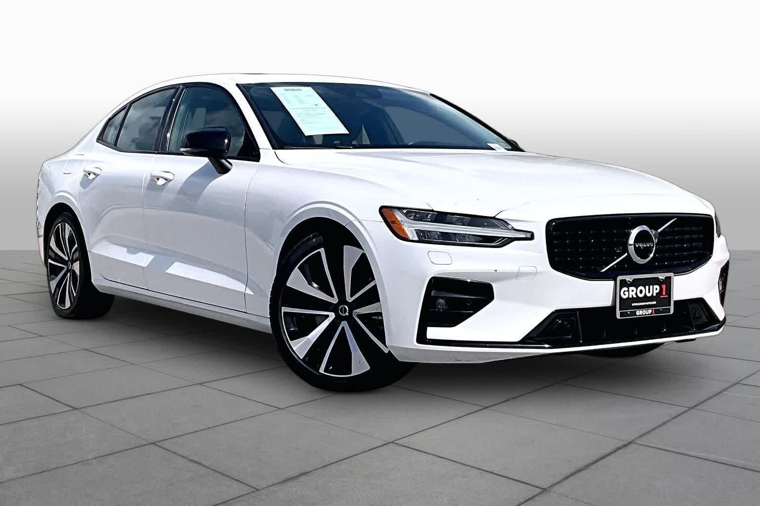 Used 2022 Crystal White Metallic Volvo Momentum image 3