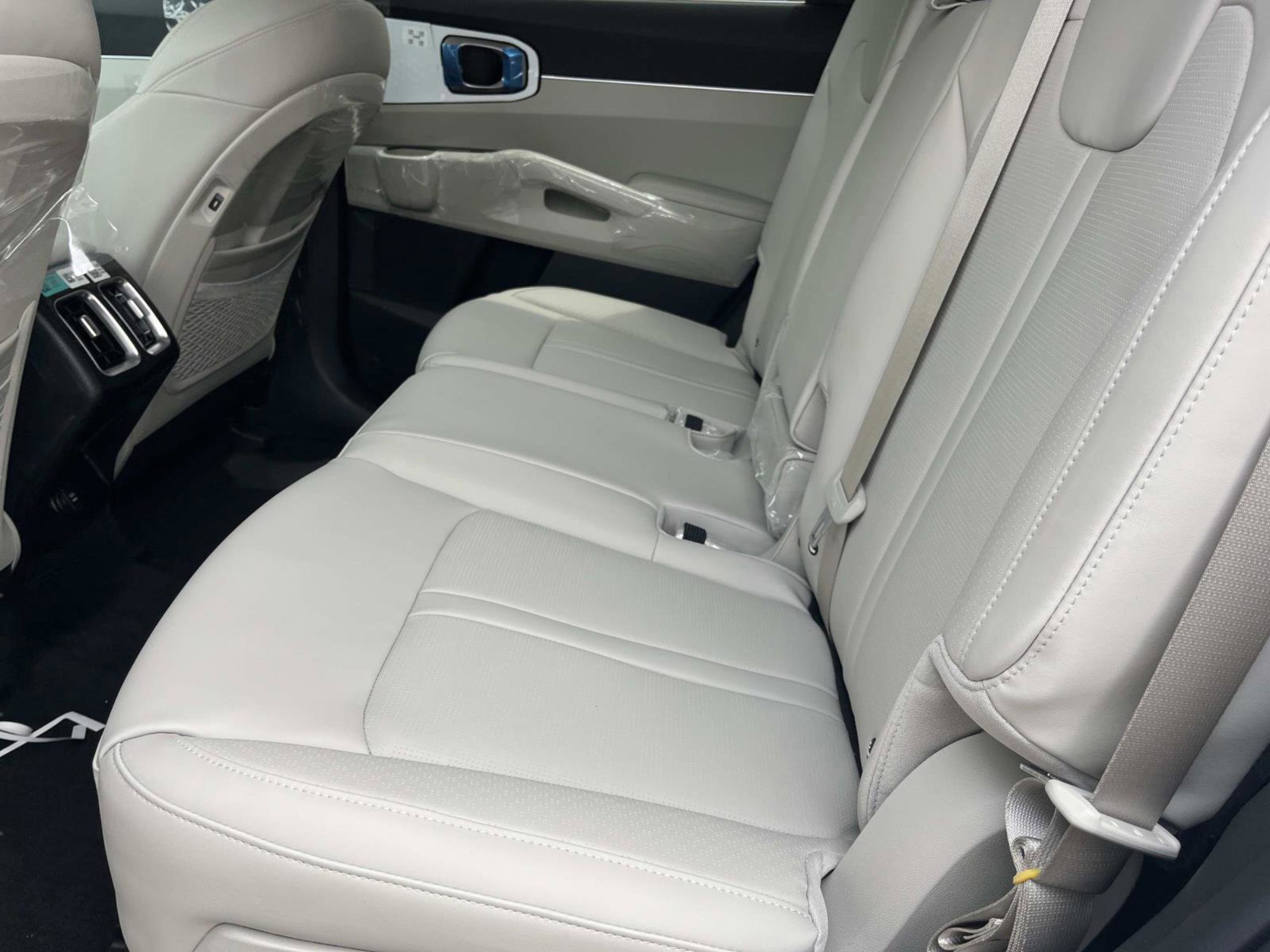 New 2026 Snow White Pearl Kia EX image 21