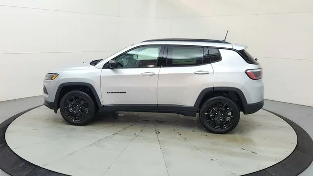 New 2026 Silver Zynith Metallic Clearcoat Jeep Latitude image 6