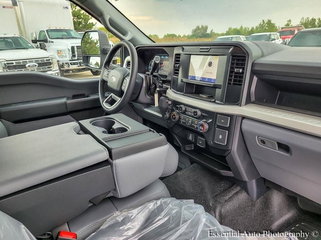 New 2025 Oxford White Ford F-450® XL image 19