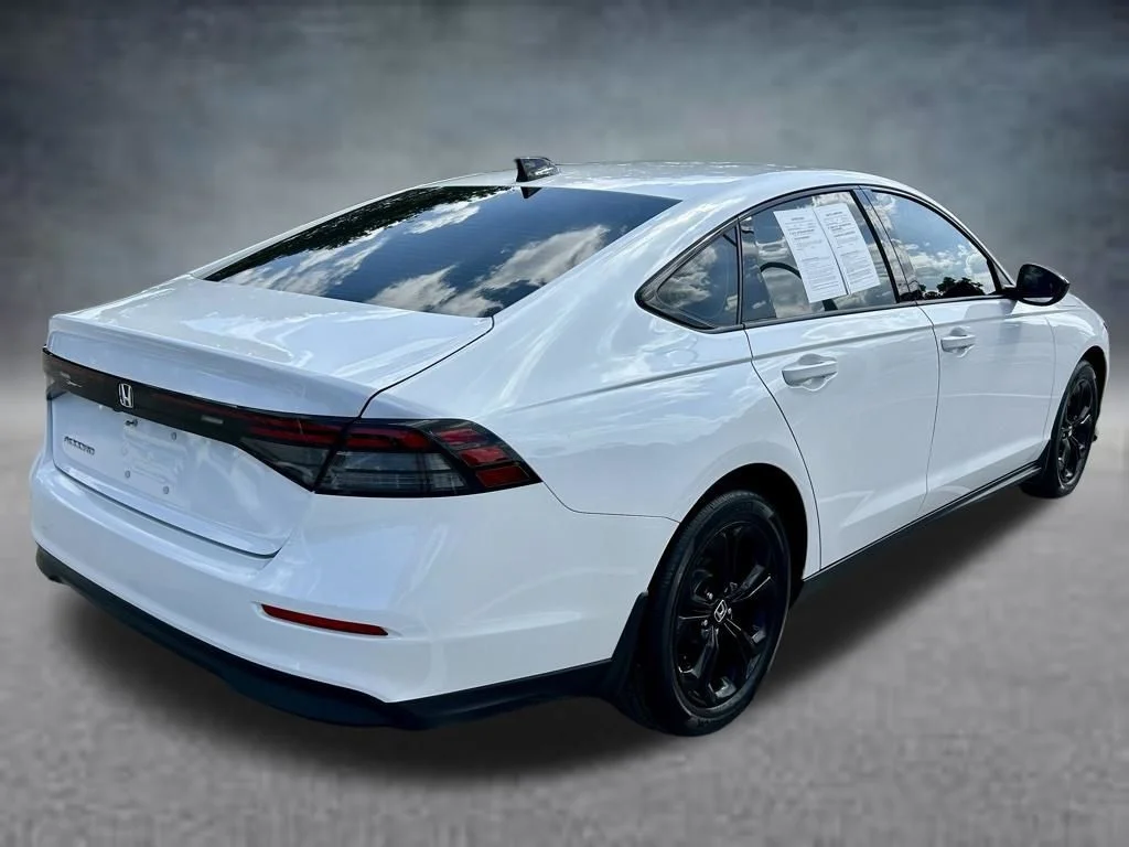 Used 2025 Platinum White Pearl Honda SE image 5