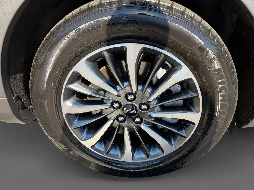 Used 2023 Black Lincoln Reserve image 16