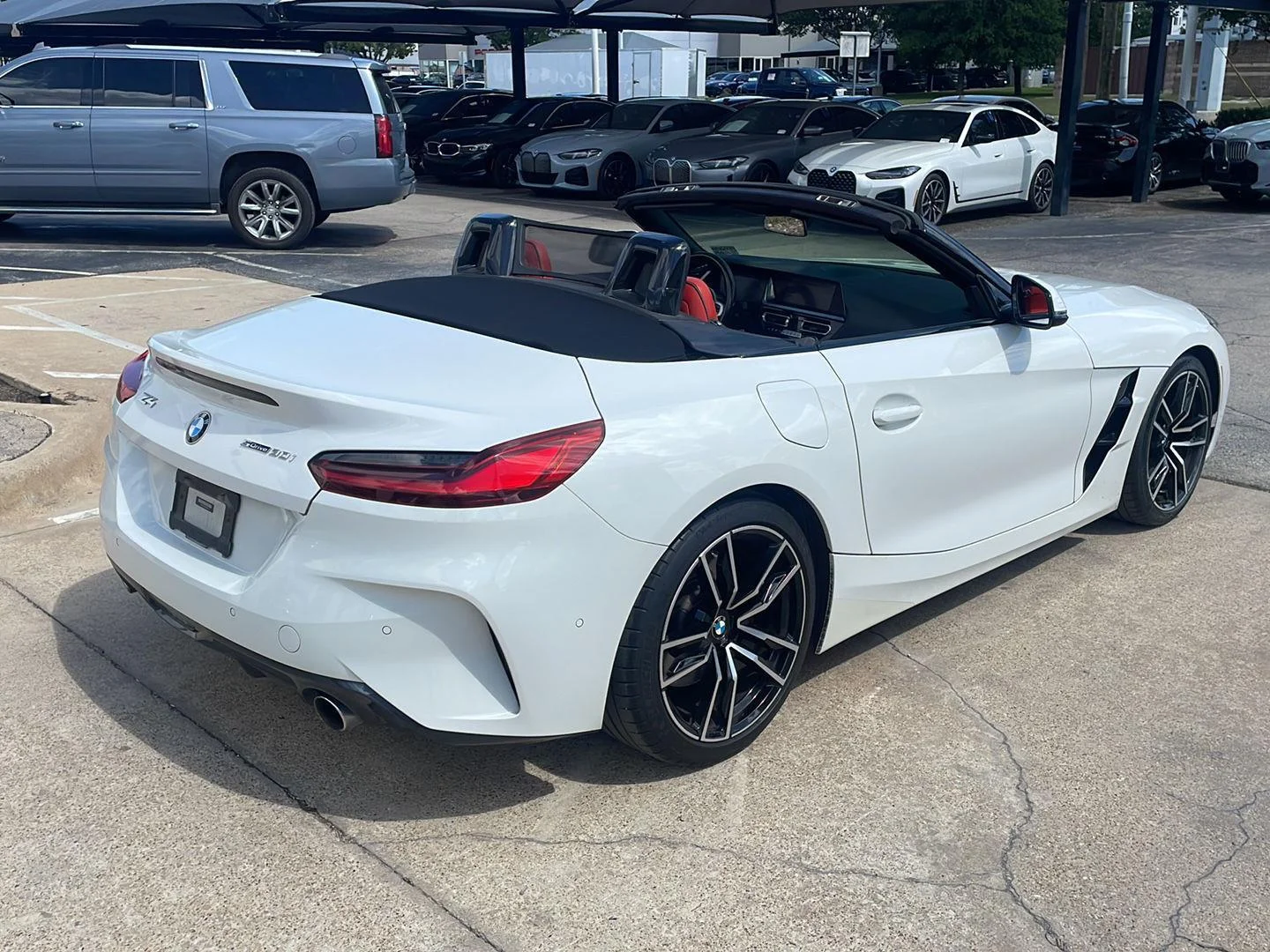 Used 2022 Alpine White BMW sDrive30i image 4