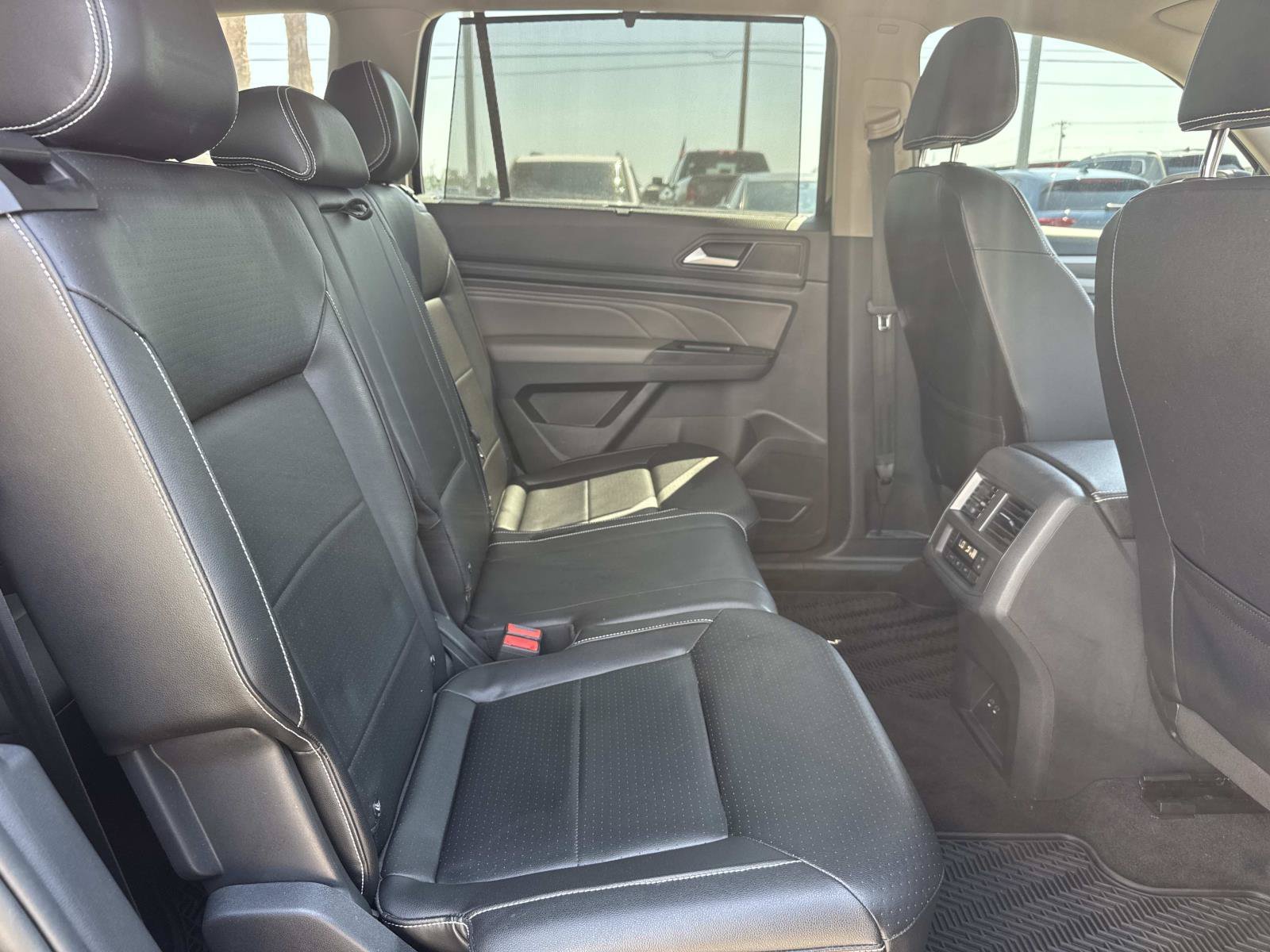 Used 2021 Black Volkswagen 3.6L V6 SE w/Technology image 10