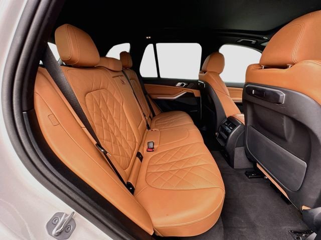Used 2024 White BMW sDrive40i image 29