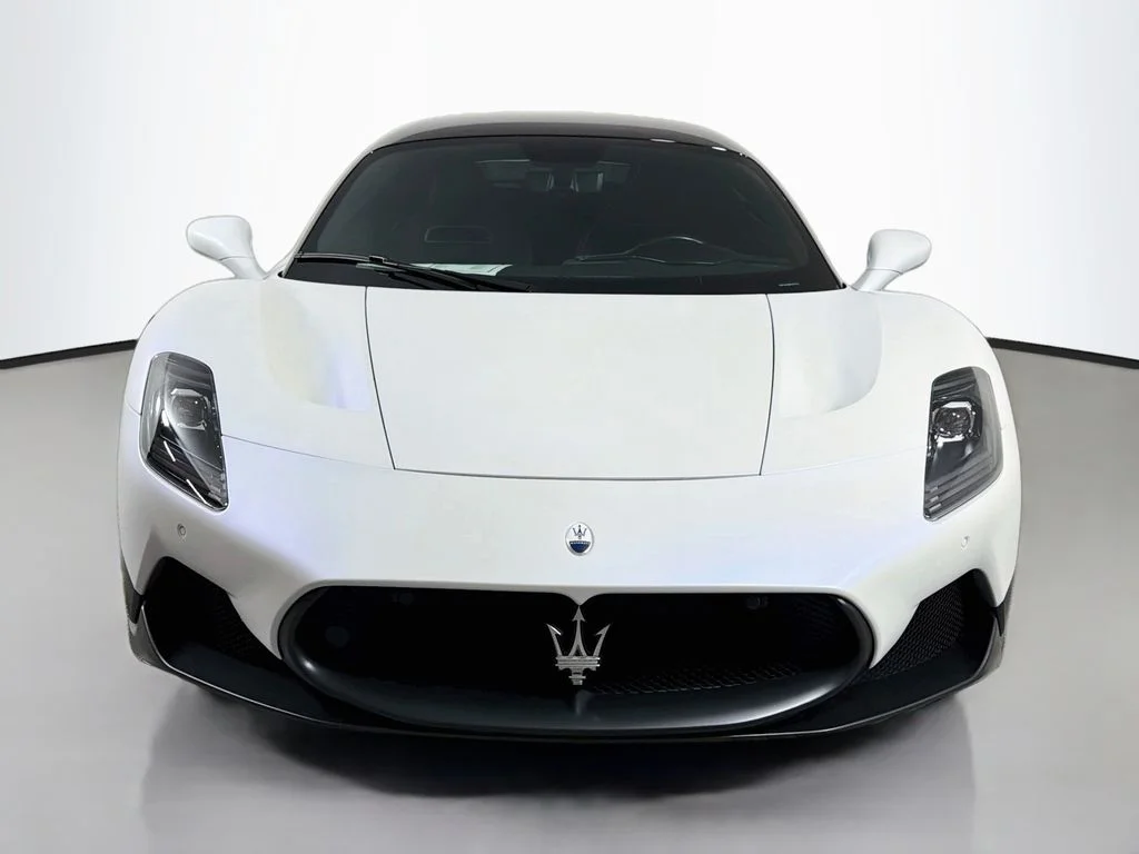 Used 2022 White Maserati Base image 2