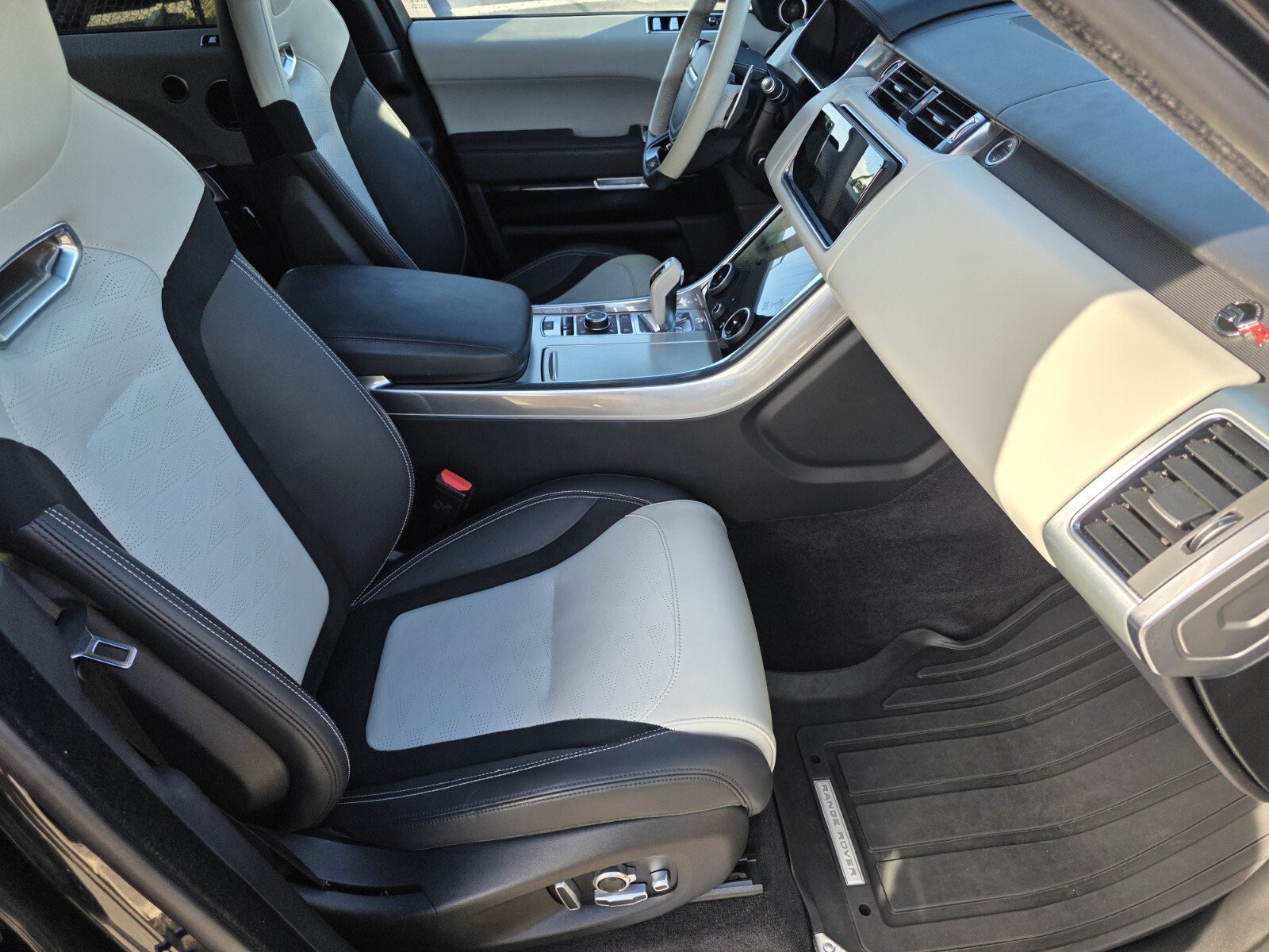 Used 2021 Santorini Black Metallic Land Rover SVR image 3