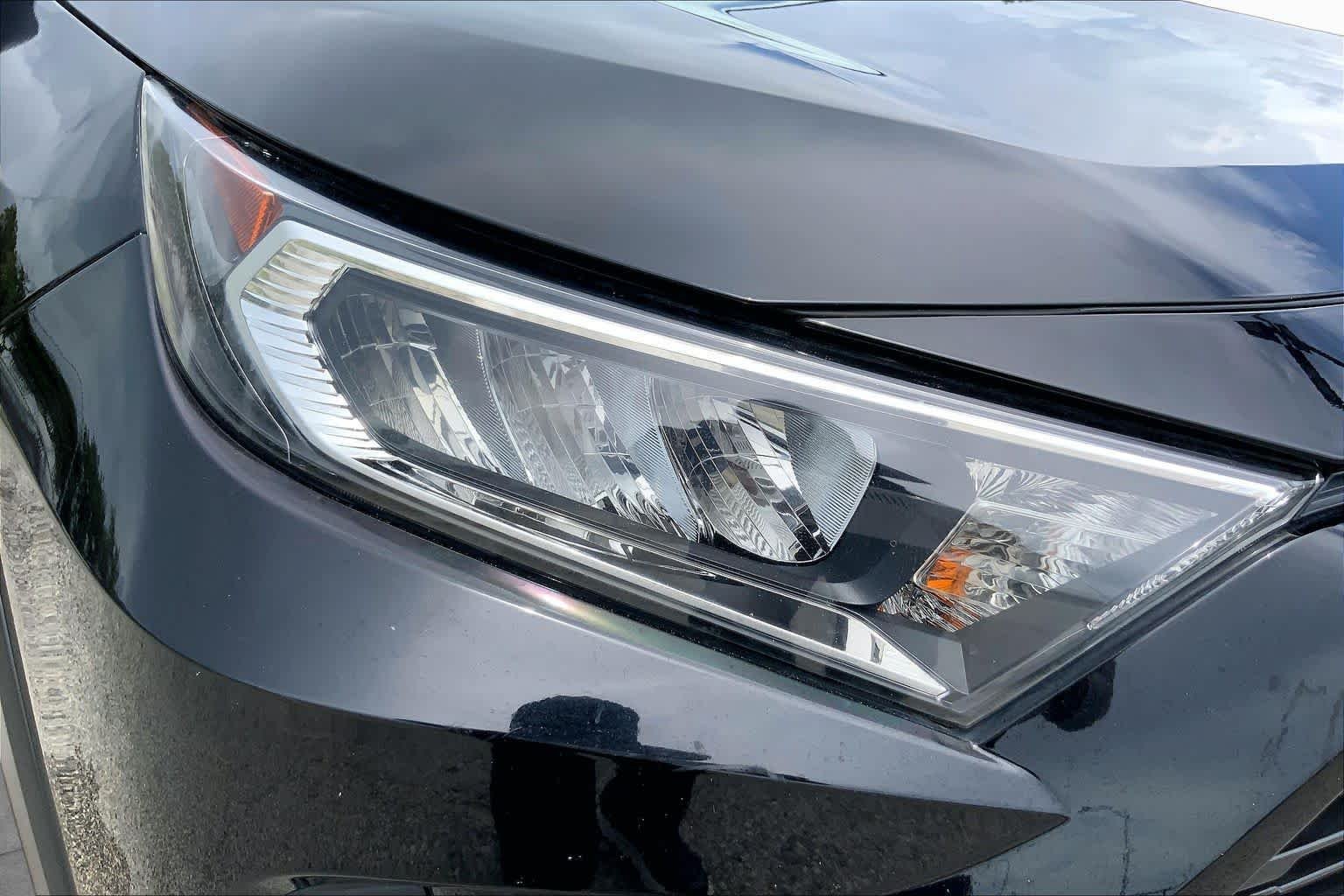 Used 2021 Midnight Black Metallic Toyota XLE Premium image 27