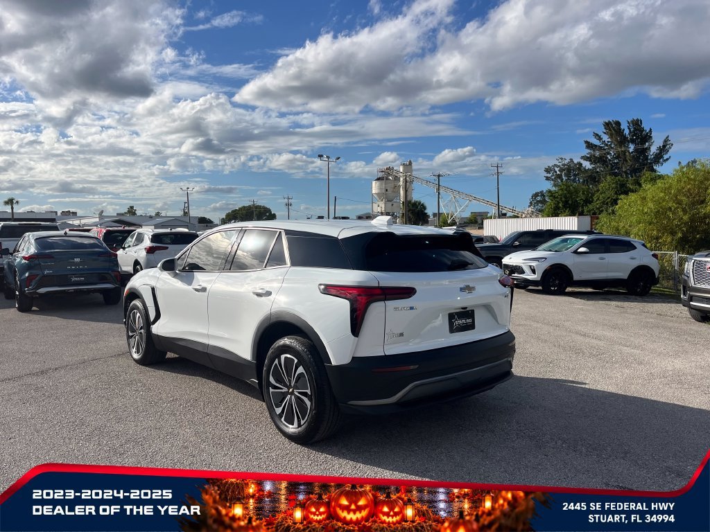 Used 2025 Summit White Chevrolet LT image 5