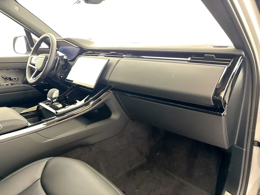 New 2026 Borasco Grey Land Rover SE image 31