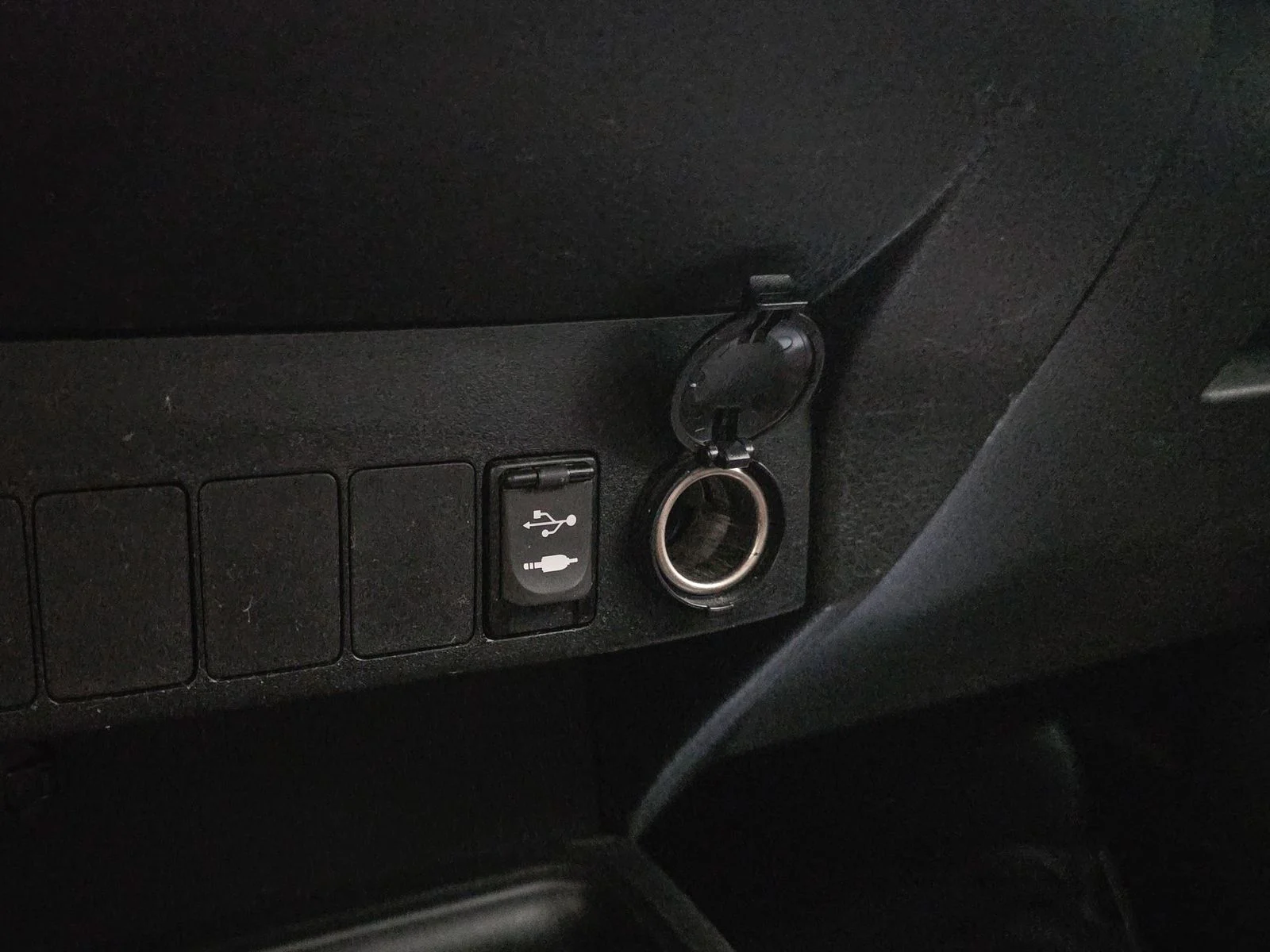 Used 2014 Gray Toyota XLE image 26