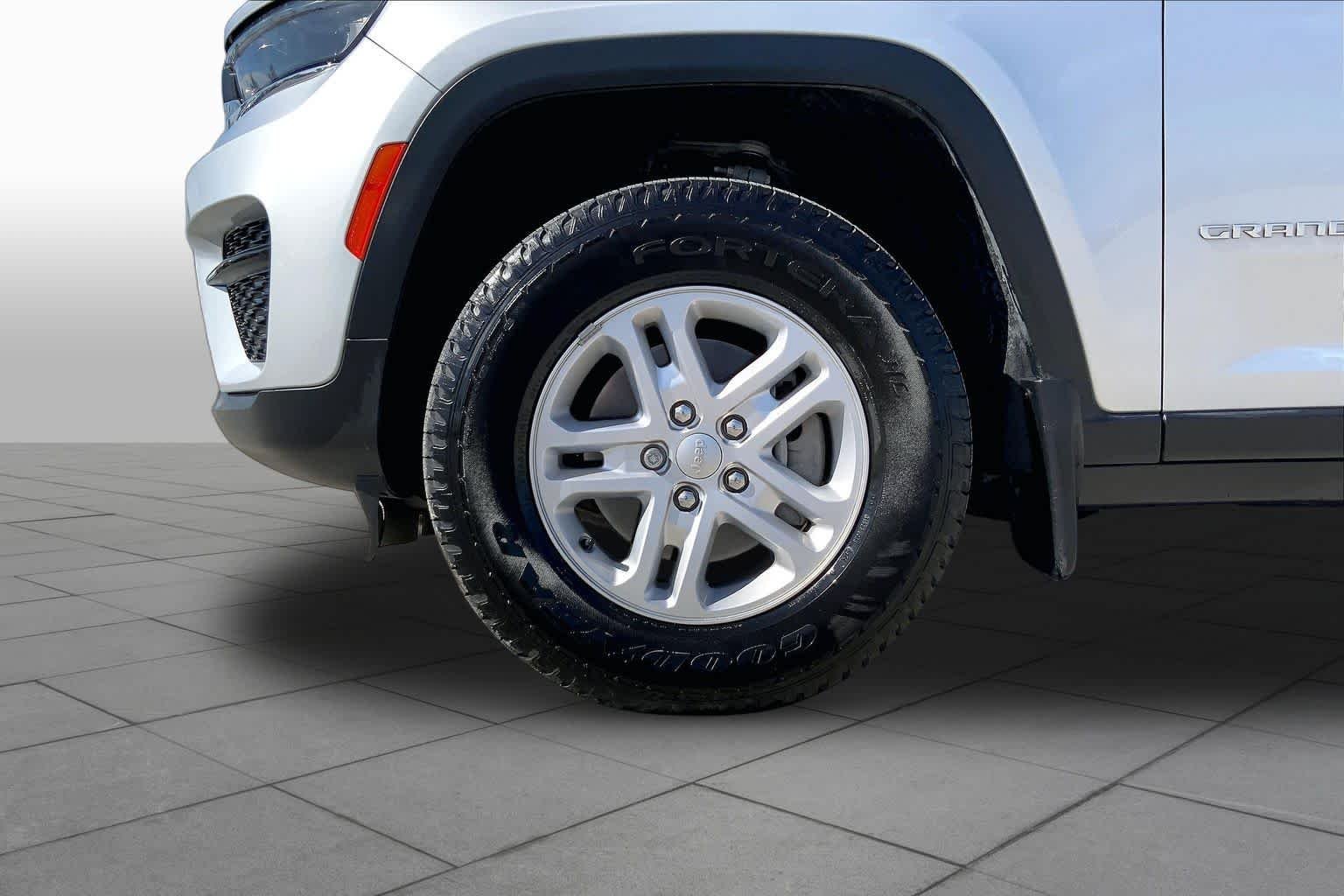 Used 2025 Silver Zynith Jeep Laredo image 11