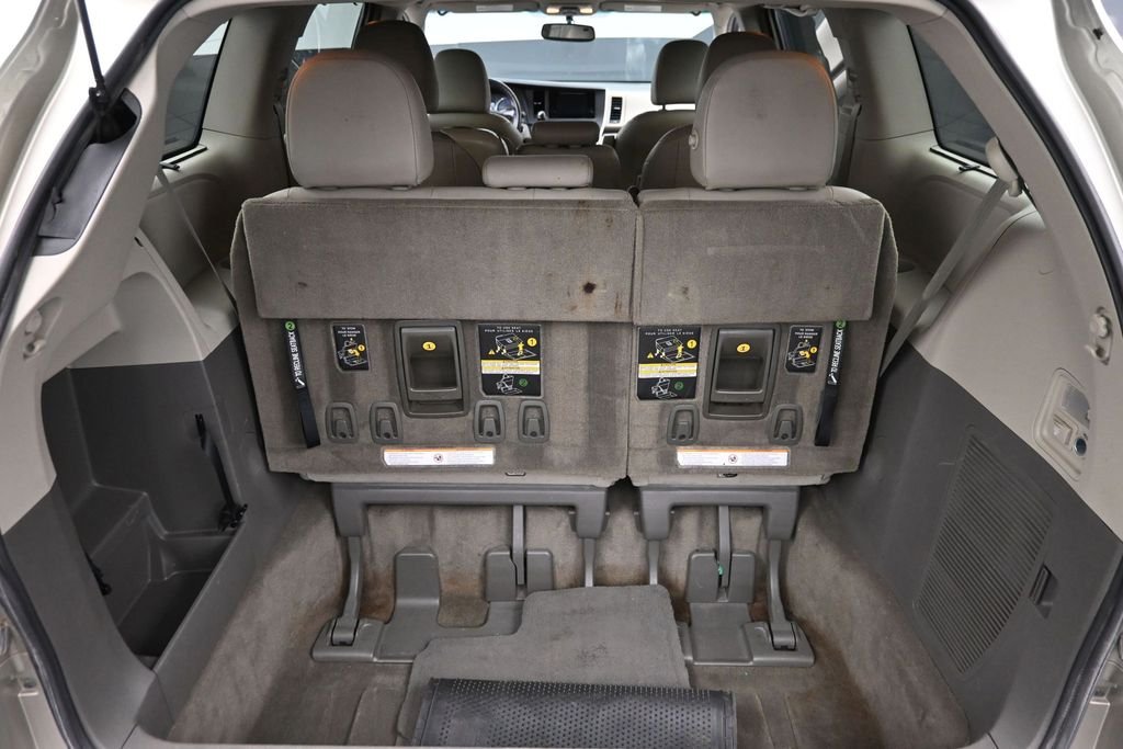 Used 2016  Toyota XLE Premium image 12