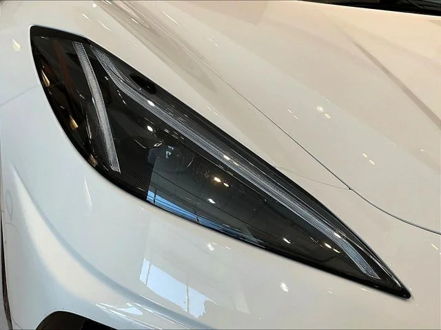 Used 2024 White Chevrolet Stingray image 28