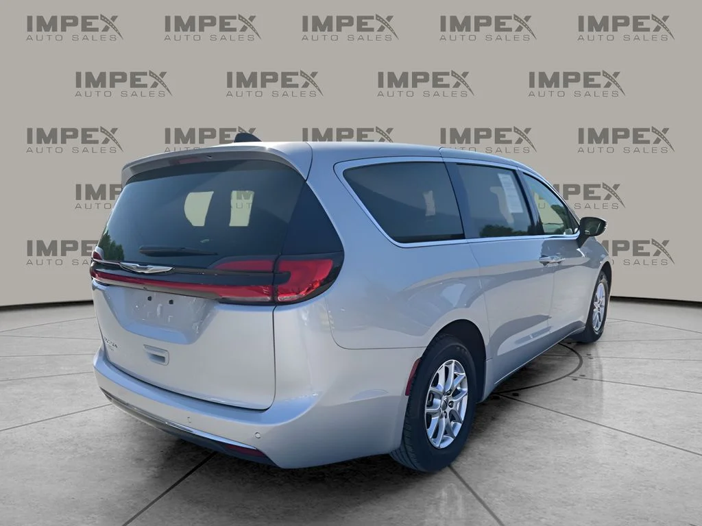 Used 2023 Silver Chrysler Touring L image 5