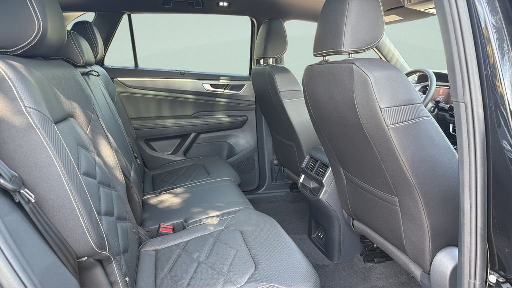 New 2026 Deep Black Pearl Volkswagen SE w/Technology image 29