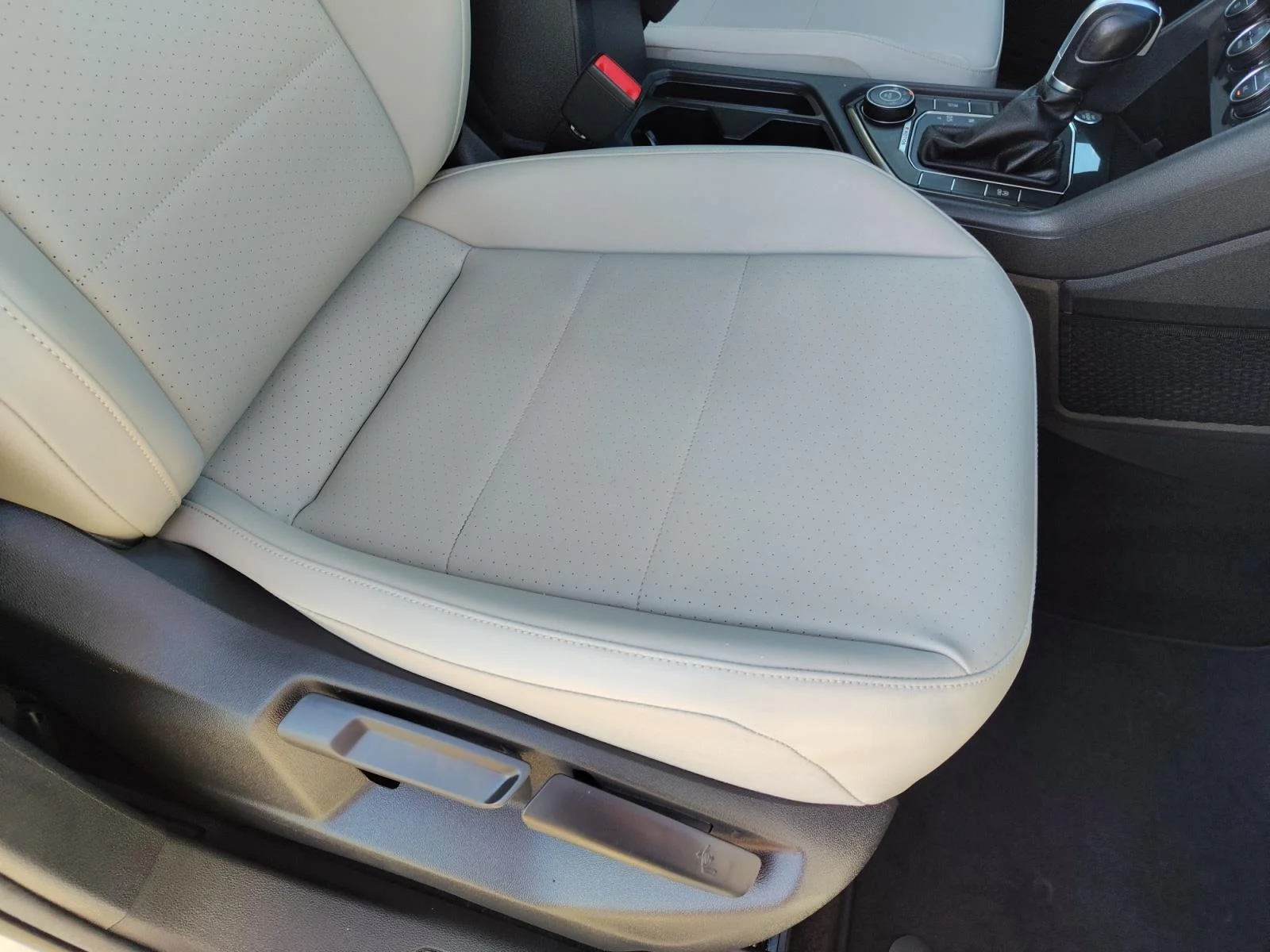 Used 2018 Pure White White Volkswagen  image 28