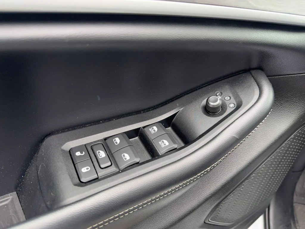 Used 2023 Silver Jeep Limited image 9