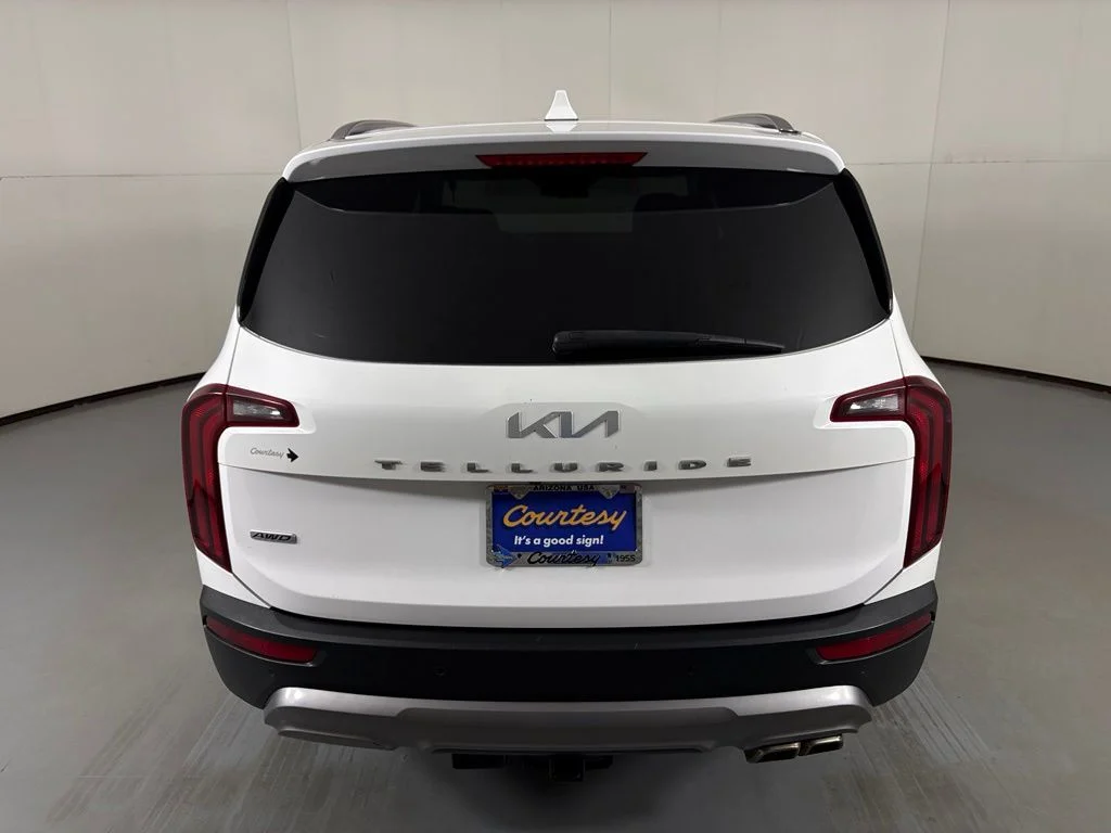 Used 2022 White Kia S image 7