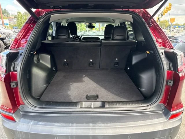 Used 2019 Velvet Red Pearlcoat Jeep Latitude Plus image 12