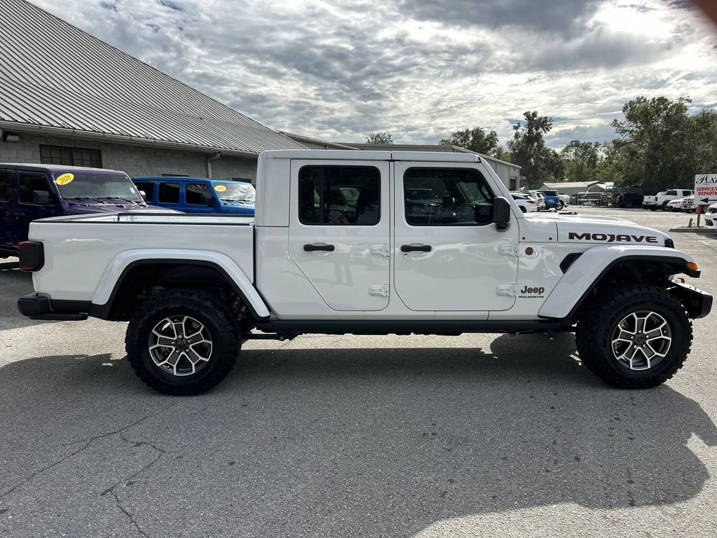 New 2026 Bright White Clear-Coat Exterior Paint Jeep Mojave X image 3