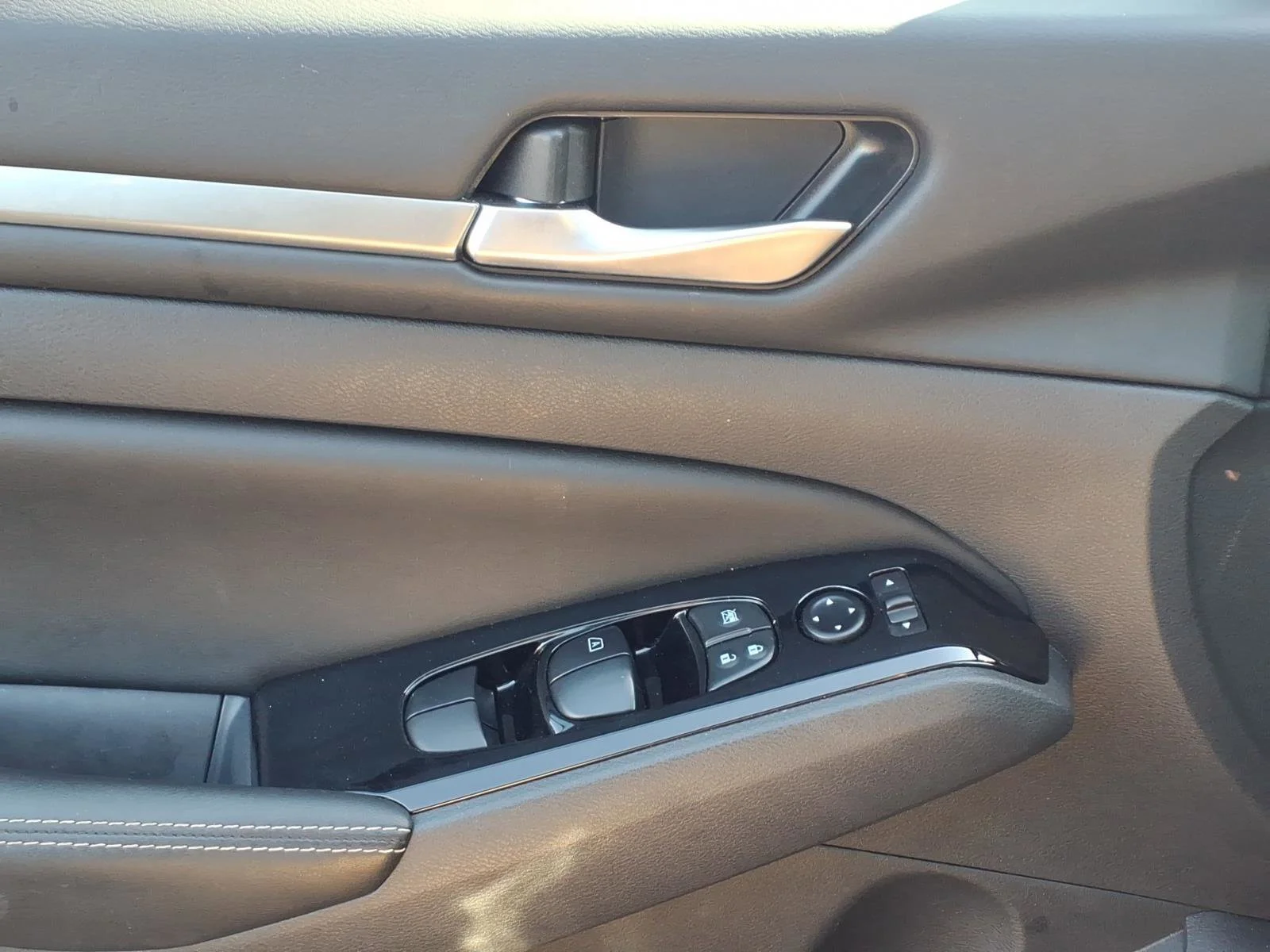 Used 2025 Super Black Nissan SL image 23