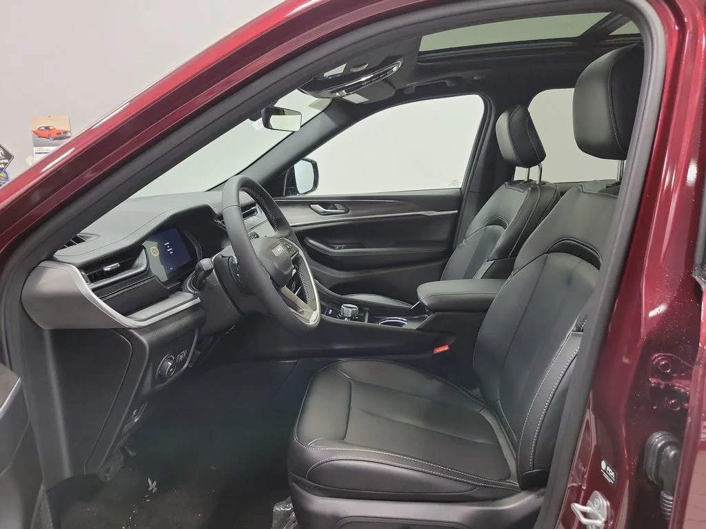 New 2026 Velvet Red Pearl-Coat Exterior Paint Jeep Limited image 11