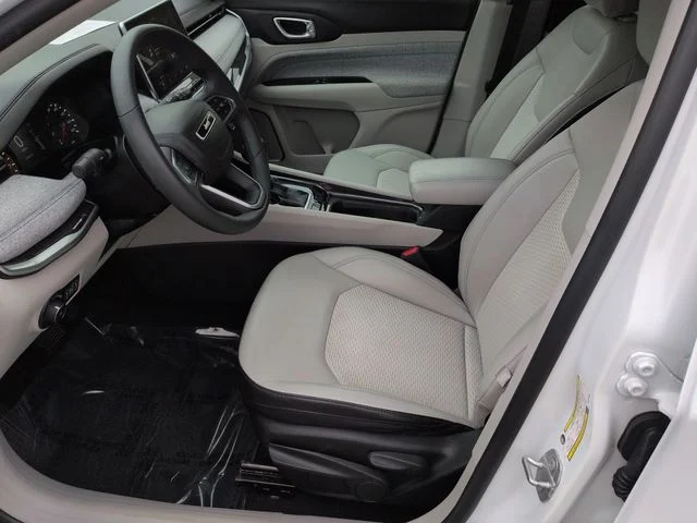 Used 2022 White Jeep Latitude image 14