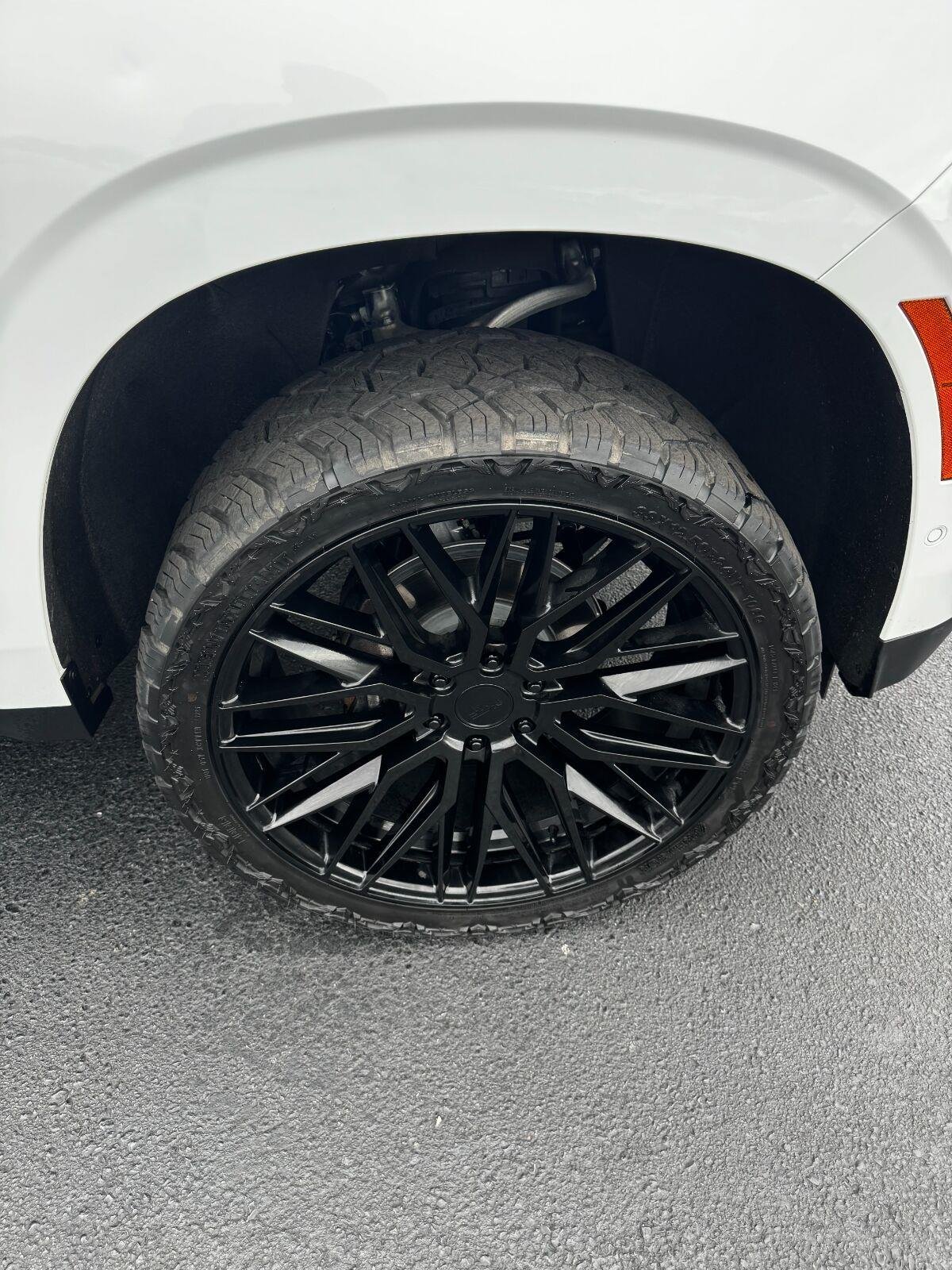 Used 2025 Summit White GMC Elevation image 14
