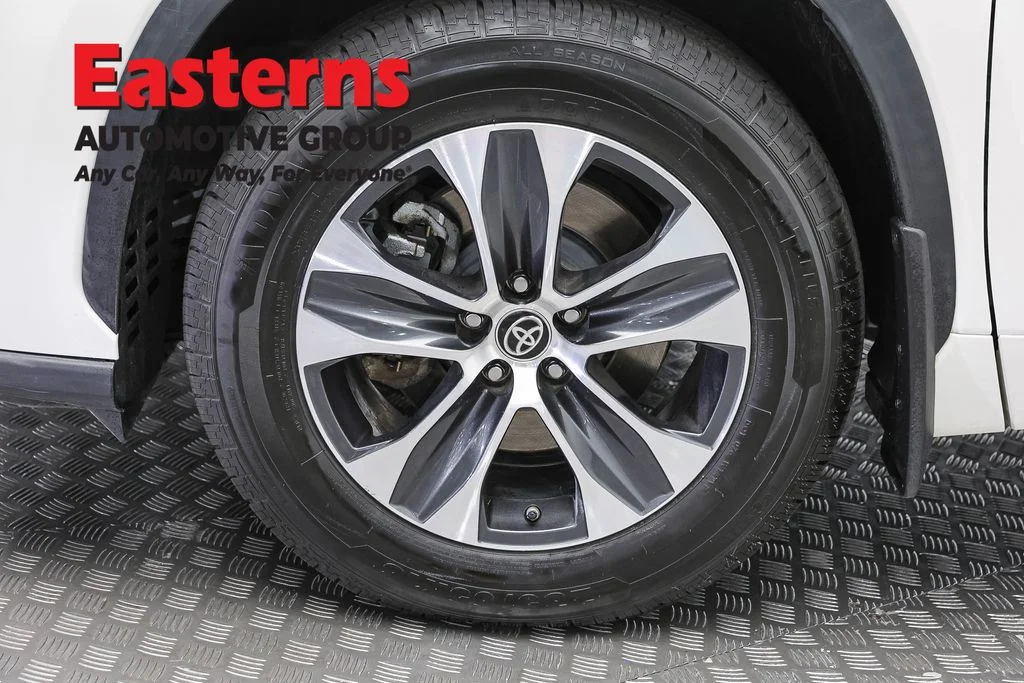 Used 2021 White Toyota XLE image 33