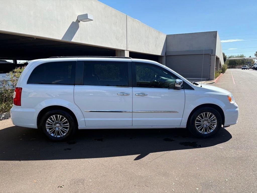 Used 2015 White Chrysler Touring-L image 5