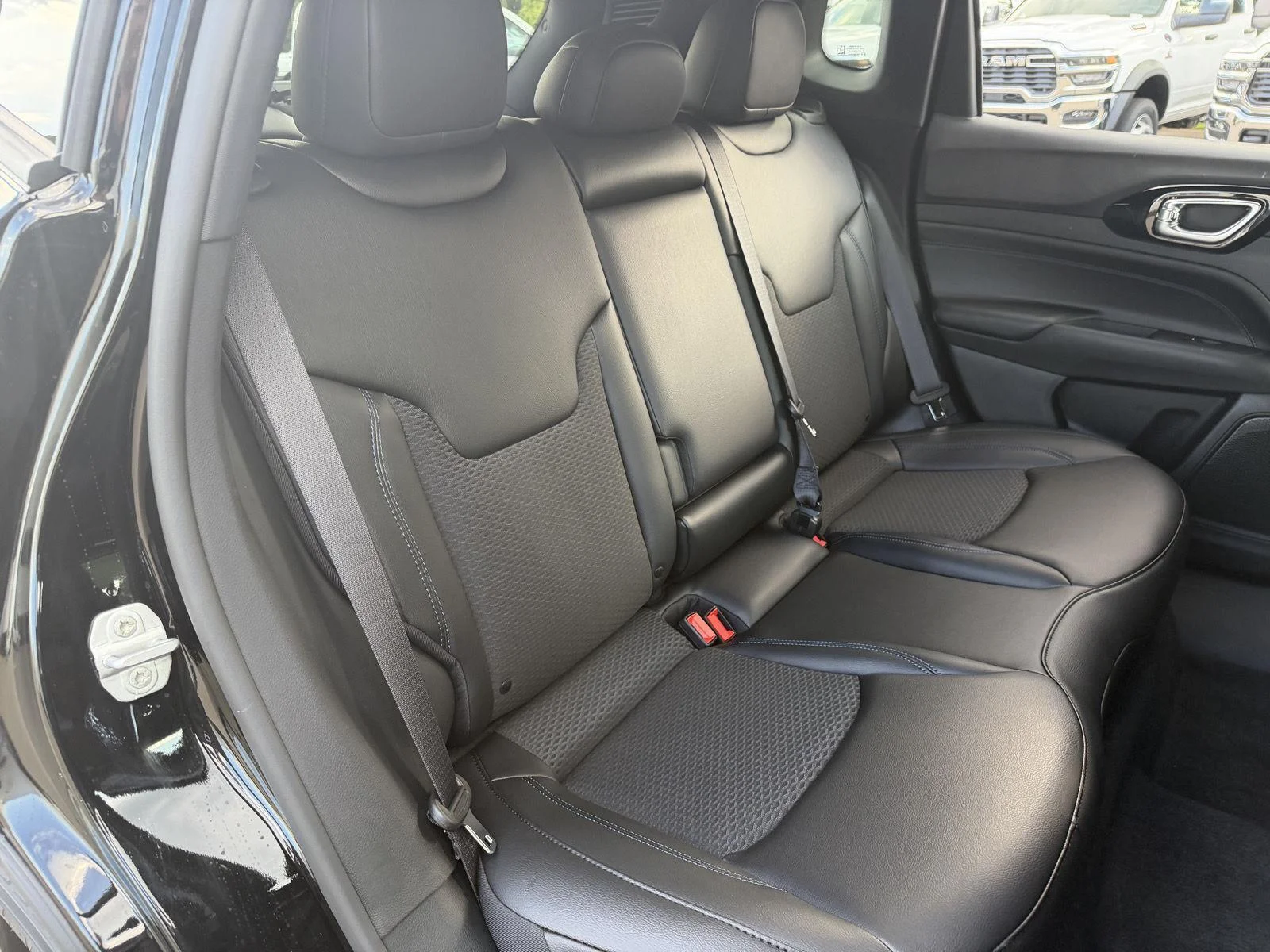 New 2026 Diamond Black Crystal Pearlcoat Jeep Latitude Altitude image 19