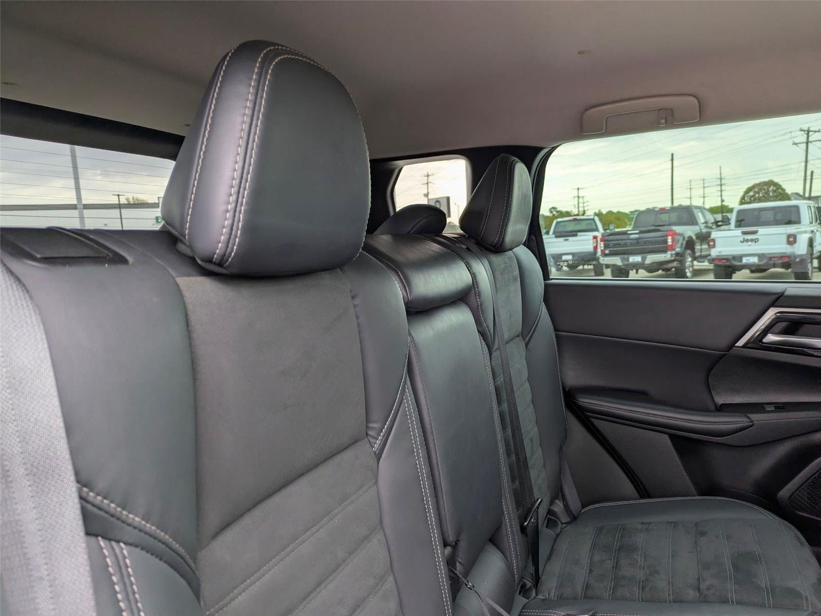 Used 2023 Cosmic Blue Metallic Mitsubishi SE image 30