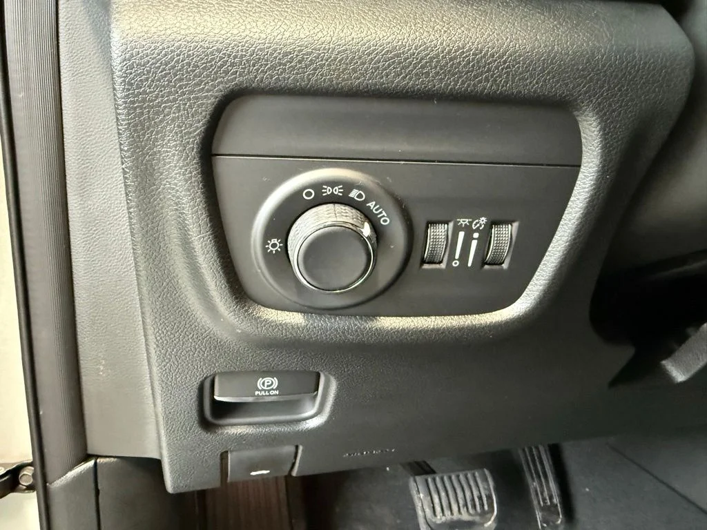 New 2026 Silver Zynith Exterior Paint Jeep Laredo X image 51