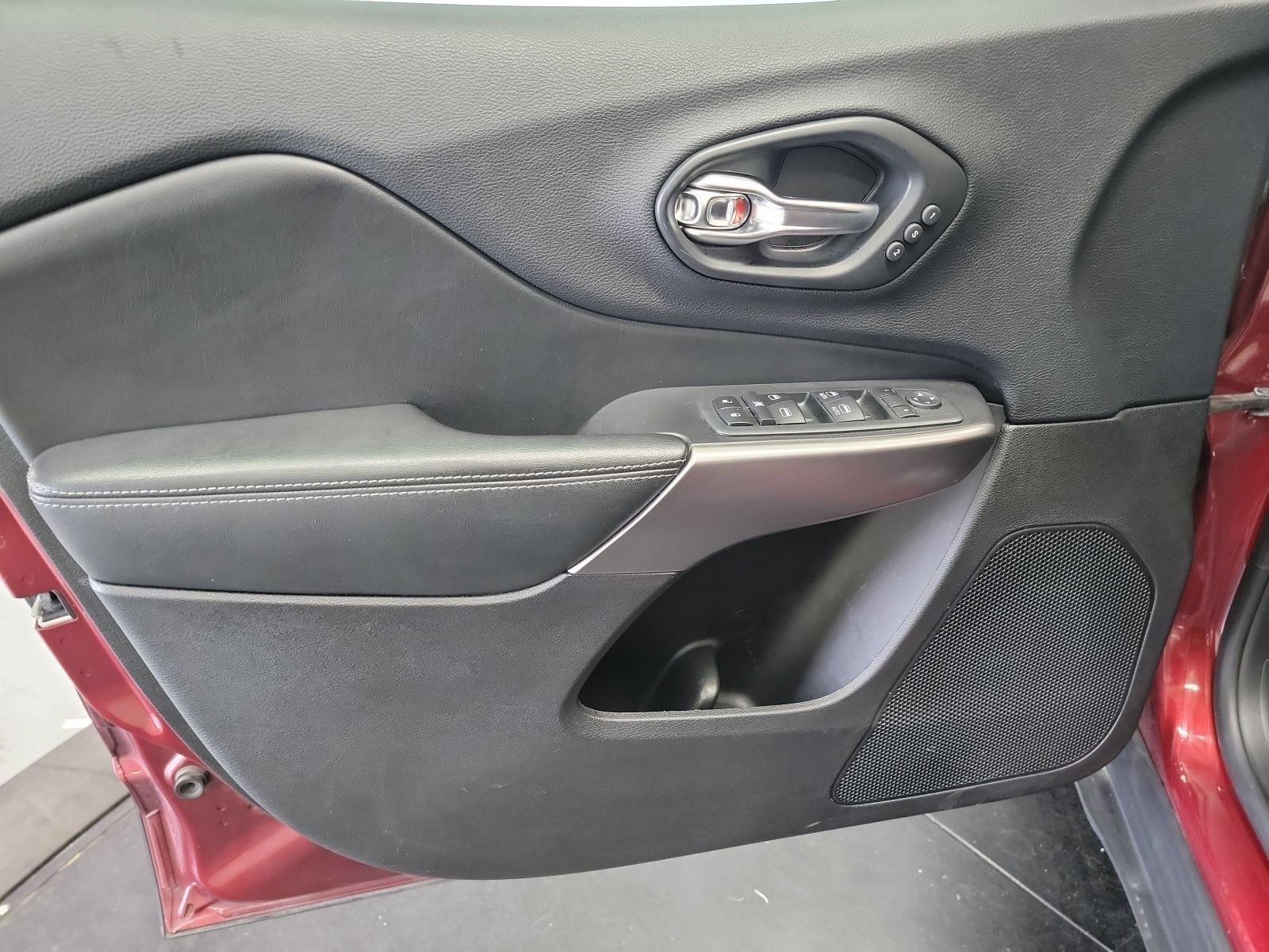 Used 2020 Velvet Red Pearlcoat Jeep Limited image 12