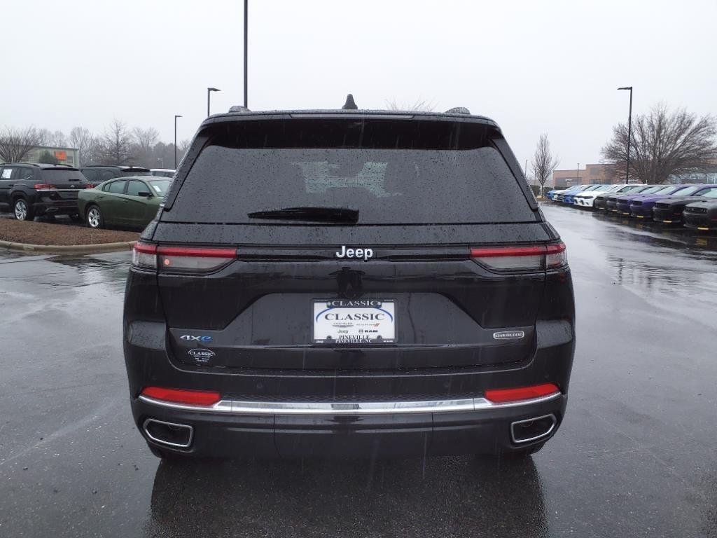 New 2024 Diamond Black Crystal Pearl-Coat Exterior Paint Jeep Overland image 18
