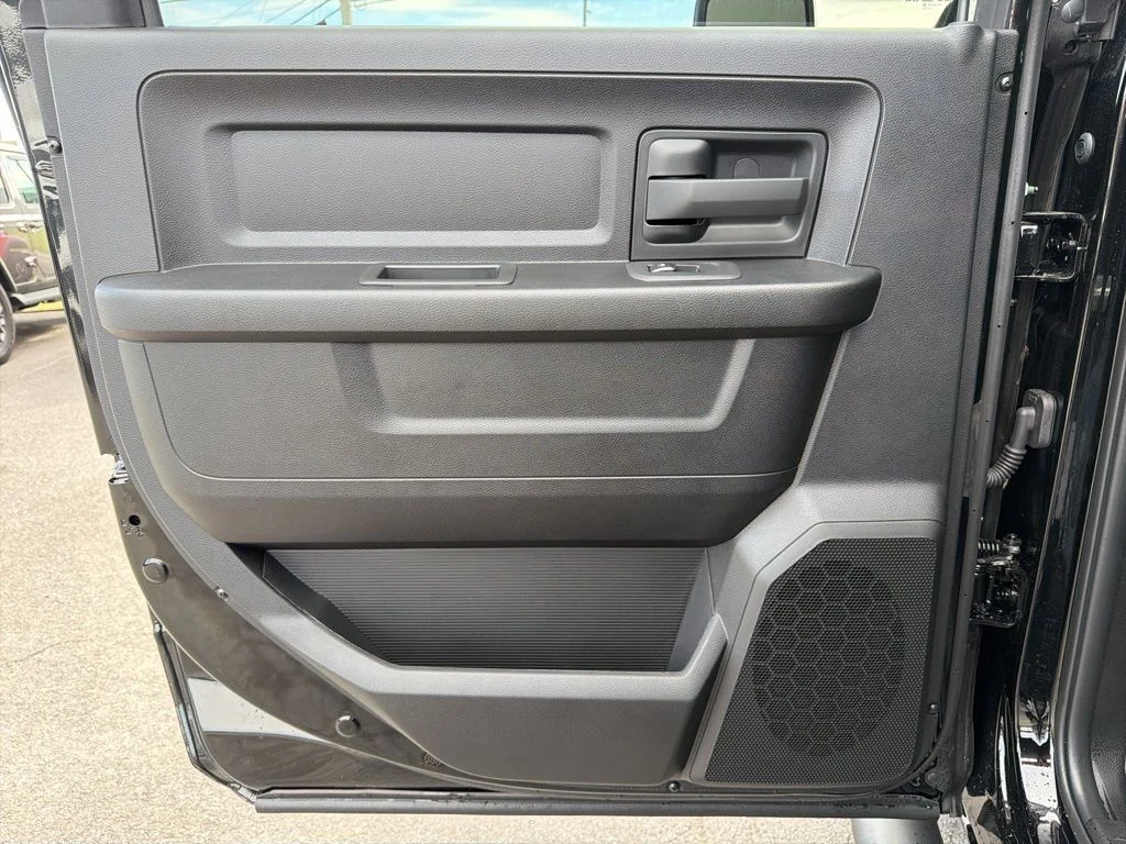 New 2026 Diamond Black Crystal Pearl-Coat Exterior Paint RAM Tradesman image 19