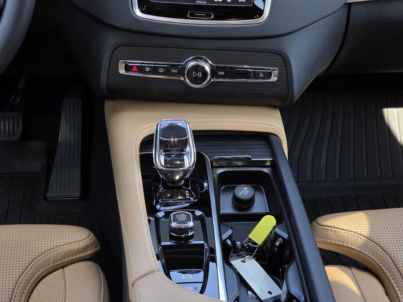 Used 2025 Crystal White Metallic Volvo Ultra image 17