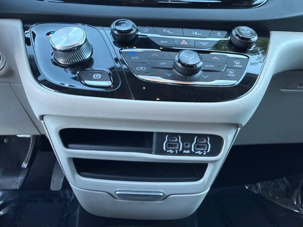 Used 2023 Black Chrysler Touring L image 25